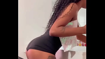 Bom diaa meus amores muitos rt pra essa gostosa limpar sua mesa e servir o café da manhã