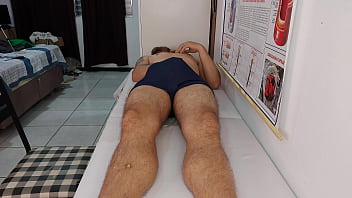 Enfermeira se excita observando ereção do paciente