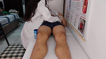 Enfermeira se excita observando ereção do paciente