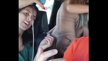 Fodendo gostoso com a bruna carlos no carro durante uma viagem e o corno do namorado dela filmou tudo a safada ganhou muito leite na boca