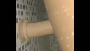 Levei o meu brinquedo para a casa do primo do meu namorado e tive que usar na hora do banho