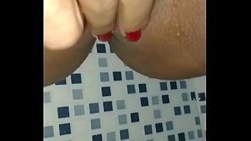 Levei o meu brinquedo para a casa do primo do meu namorado e tive que usar na hora do banho