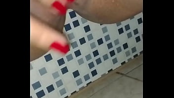 Levei o meu brinquedo para a casa do primo do meu namorado e tive que usar na hora do banho