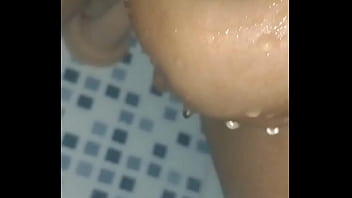 Levei o meu brinquedo para a casa do primo do meu namorado e tive que usar na hora do banho