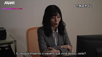 Safada peituda não se aguenta e se masturba no trabalho legendado