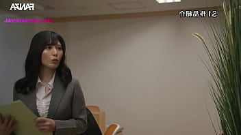 Safada peituda não se aguenta e se masturba no trabalho legendado