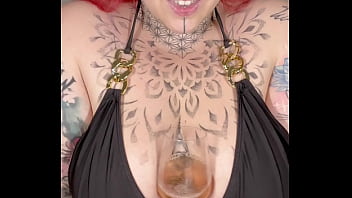 Si j’étais barmaid je servirais des shots entre mes seins alors tu en