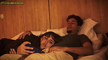 Mi Hermanastra Se Acuesta En Mi Regazo Y No Pude Evitar Tocarme Mientras Mirabamos La Pelicula thumbnail