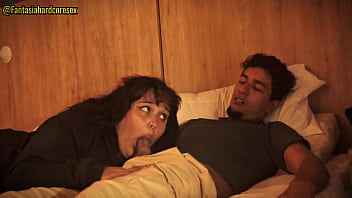 Mi Hermanastra Se Acuesta En Mi Regazo Y No Pude Evitar Tocarme Mientras Mirabamos La Pelicula thumbnail