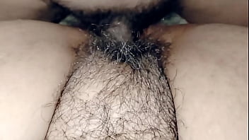 Mi vecina me pide verga y aprovechamos que queda sola para empinarla a la muy perra