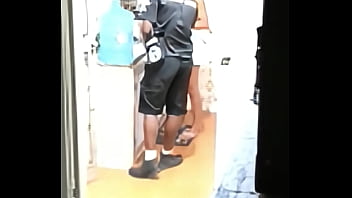 Dando pro entregador de á me exibi pro entregador novinho e pirocudo que meteu gostoso no pêlo e me deu leitinho na boca