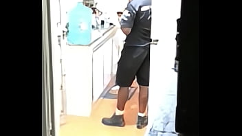 Dando pro entregador de á me exibi pro entregador novinho e pirocudo que meteu gostoso no pêlo e me deu leitinho na boca