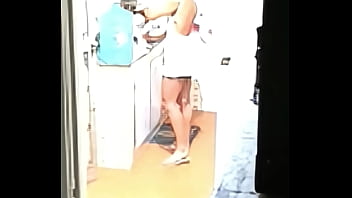 Dando pro entregador de á me exibi pro entregador novinho e pirocudo que meteu gostoso no pêlo e me deu leitinho na boca