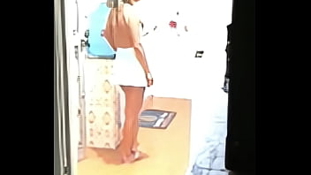 Dando pro entregador de á me exibi pro entregador novinho e pirocudo que meteu gostoso no pêlo e me deu leitinho na boca