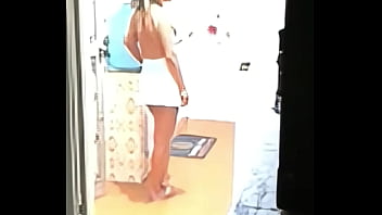 Dando pro entregador de á me exibi pro entregador novinho e pirocudo que meteu gostoso no pêlo e me deu leitinho na boca