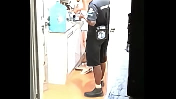 Dando pro entregador de á me exibi pro entregador novinho e pirocudo que meteu gostoso no pêlo e me deu leitinho na boca