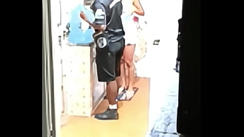 Dando pro entregador de á me exibi pro entregador novinho e pirocudo que meteu gostoso no pêlo e me deu leitinho na boca