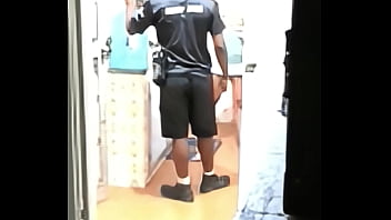Dando pro entregador de á me exibi pro entregador novinho e pirocudo que meteu gostoso no pêlo e me deu leitinho na boca