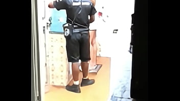 Dando pro entregador de á me exibi pro entregador novinho e pirocudo que meteu gostoso no pêlo e me deu leitinho na boca