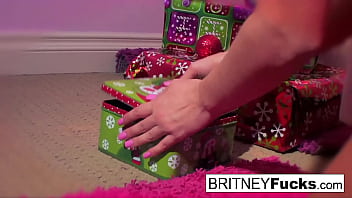 Hot babe puts it in her butt