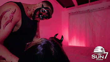 Halloween lésbico acaba em putaria e madeirada na buceta das gostosas