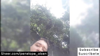 Hermanastra Follada Por Su Hermanastro Tatuado Durante La Salida Familiar Ella Se Deja Follar Al Aire Libre Junto Al Río Sin Miedo A Que Los Espectadores O Su Familia La Pillen Follando En Público thumbnail