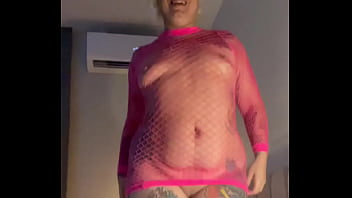 אלינה השובבה קופצת על המיטה