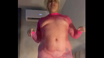 אלינה השובבה קופצת על המיטה