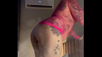 אלינה השובבה קופצת על המיטה