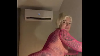 אלינה השובבה קופצת על המיטה