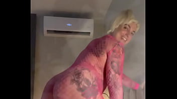 אלינה השובבה קופצת על המיטה