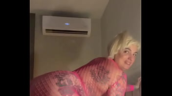 אלינה השובבה קופצת על המיטה