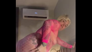 אלינה השובבה קופצת על המיטה