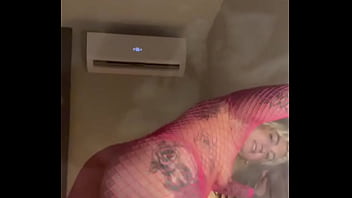 אלינה השובבה קופצת על המיטה אלינה השובבה קופצת על המיטה