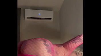 אלינה השובבה קופצת על המיטה