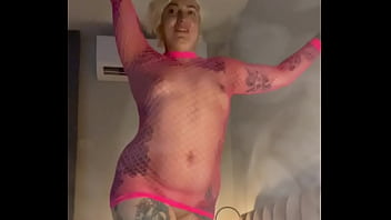 אלינה השובבה קופצת על המיטה