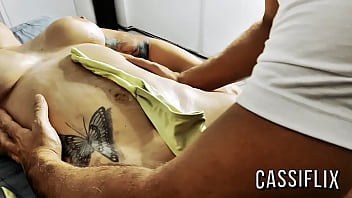 O negao se esfregou em mim e eu não aguentei