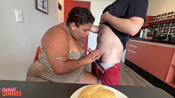 Essa bbw brasileira geme bem gostoso quando leva rola na buceta