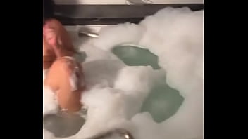 Que tal nós dois numa banheira de espuma