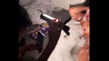 Que tal nós dois numa banheira de espuma