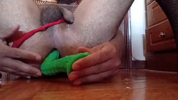 Petsissyslut testing uctopus dildo fully inside