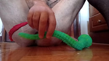 Petsissyslut testing uctopus dildo fully inside