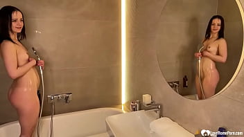 Solo hottie teases me while she showers