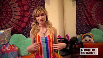 Blonde cutie mackenzie moss gives some raw love to a rough donger