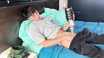 Mi hermanastra me encuentra masturbandome y decide ayudarme