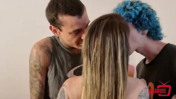 Sai do banho e cai de boca na piroca dos meninos que convidei pra brincar no meu ap e joguei a bucetinha pra eles