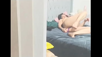 Mi Cuñada Me Descubre Que La Estoy Espiando Y Se Masturba Para Mí thumbnail