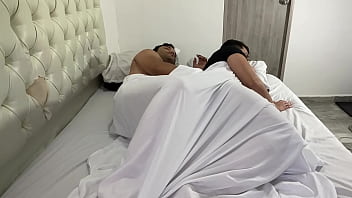 Mi Padrastro Me Confunde Cuando Duermo Y Me Come El Culo Muy Fuerte Y A Pelo Llenándolo De Un Montón De Creampie thumbnail