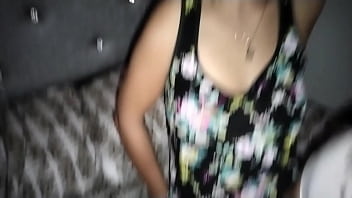 Ayudo a mi hermanastra en su despertar y me le corro en su vagina