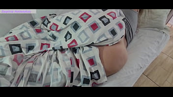 Amigo do meu marido vem em casa no halloween e me ve peladinha enquanto meu marido não esta